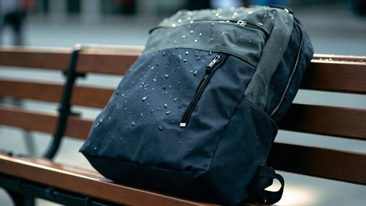 sac à dos moderne et étanche sur banc urbain sous pluie